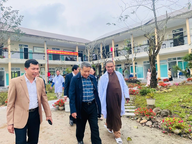 Đại đức Thích Liễu Bổn, Giám đốc Trung tâm Y học cổ truyền Thiện Lành hướng dẫn ông Hà Sỹ Đồng cùng phái đoàn thăm các phòng khám chữa bệnh