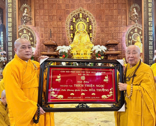 Dịp này, Ban Trị sự cũng đã trao khánh vàng chúc mừng đến chư tôn đức Tăng Ni được tấn phong giáo phẩm trong Nghị quyết số 25/NQ-HĐCM vừa qua của Ban Thường trực Hội đồng Chứng minh GHPGVN