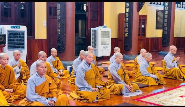 Sau buổi lễ, chư tôn đức lắng nghe lời sách tấn từ Trưởng lão Hòa thượng Chứng minh và thông báo những hoạt động Phật sự sắp tới từ Thượng tọa Thích Đạt Đức, Trưởng ban Trị sự GHPGVN Q.Tân Bình