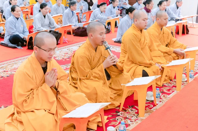 Chư Tăng chùa Thanh Hà hướng dẫn đại chúng tụng kinh Dược Sư Chư Tăng chùa Thanh Hà hướng dẫn đại chúng tụng kinh Dược Sư