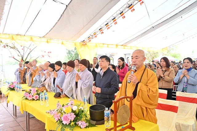 Chư tôn đức cử hành nghi lễ niêm hương bạch Phật, trì Đại bi thập chú