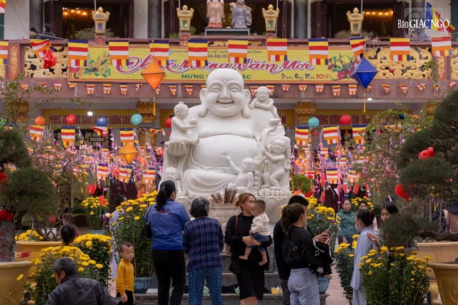 Cơn bão Wutip qua đi, Trưởng lão Hòa thượng Thích Trí Quang (1923-2019) đã về Quảng Bình - quê nhà của ngài để đặt đá xây dựng chùa Đại Giác. Sau nhiều năm nỗ lực, chùa Đại Giác chính thức khánh thành vào ngày 19-3-2016, trở thành trụ sở GHPGVN tỉnh Quảng Bình