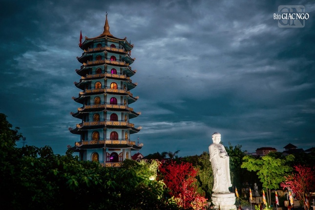 Tầng cao nhất của bảo tháp tôn trí Đức Phật Tỳ Lô Giá Na bằng ngọc bích thỉnh từ Myanmar. Tầng 1 là nơi thờ xá-lợi của cố Trưởng lão Hòa thượng Thích Trí Quang