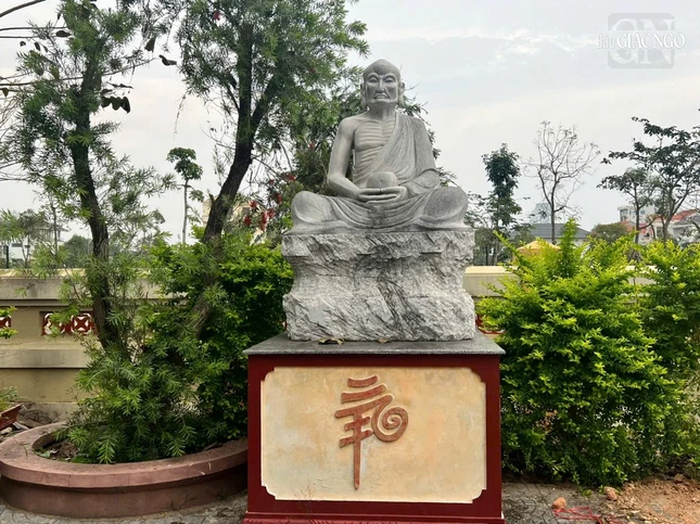 ... các pho tượng được an vị trang nghiêm