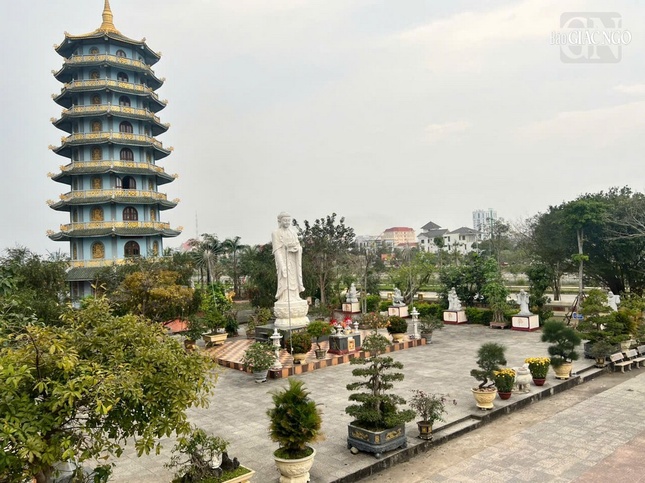 Sân chùa được lát gạch, hai bên là hàng cây xanh tỏa bóng mát, tạo nên không gian yên bình cho những ai muốn tìm về nương tựa