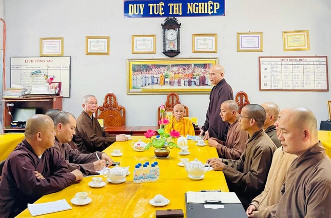 Thượng tọa Thích Nguyên Thành phổ biến công tác khảo thí tại Đại giới đàn Đôn Hậu Thượng tọa Thích Nguyên Thành phổ biến công tác khảo thí tại Đại giới đàn Đôn Hậu