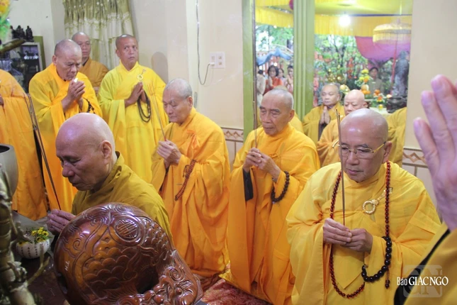 Trưởng lão Hòa thượng Phó Pháp chủ cùng chư tôn giáo phẩm niêm hương bạch Phật