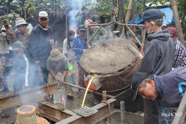 Chính thức rót đồng kiến tạo chuông