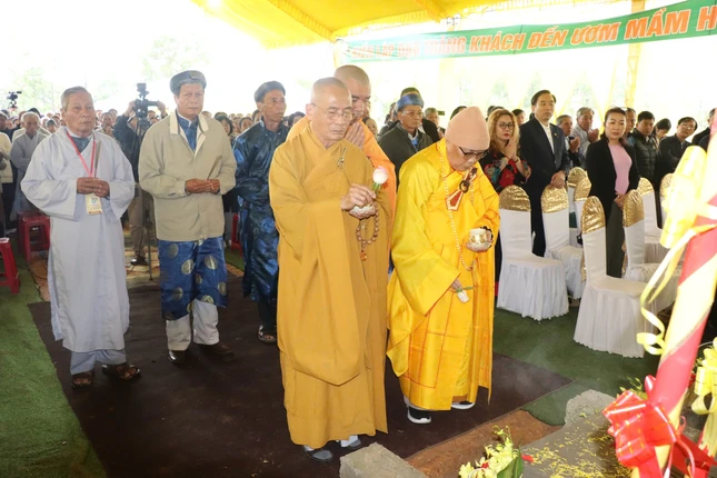 Chư tôn đức cử hành nghi thức sái tịnh