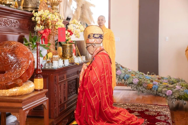 Trưởng lão Hòa thượng Thích Như Tín niêm hương bạch Phật