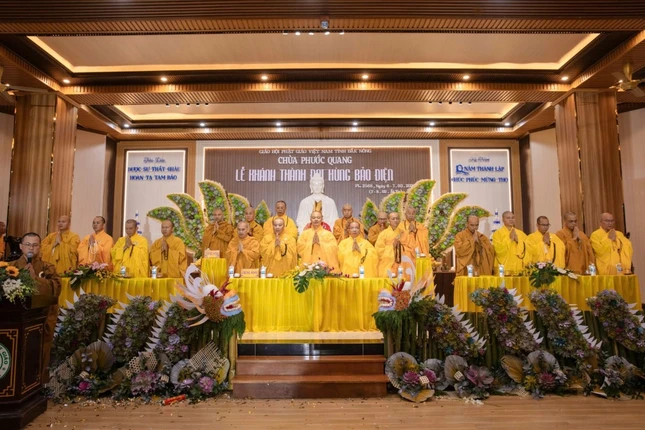 Chư tôn đức niệm Phật cầu gia bị