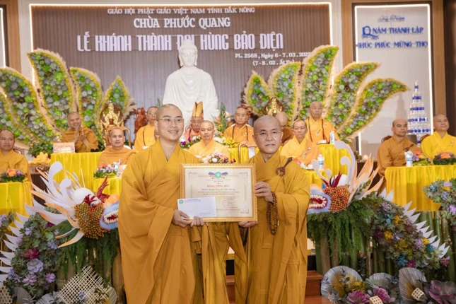 Trao Bằng tuyên dương công đức đến Đại đức Thích Chúc Tấn