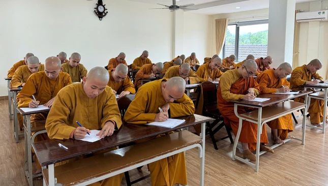 Giới tử hệ phái Nam tông làm bài khảo hạch tại chùa Huyền Không