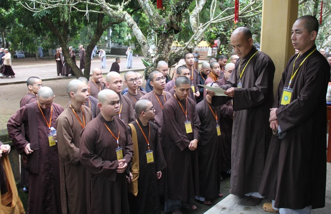 Giới tử làm thủ tục vào phòng thi