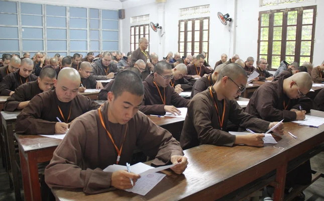 Thí sinh nghiêm túc làm bài