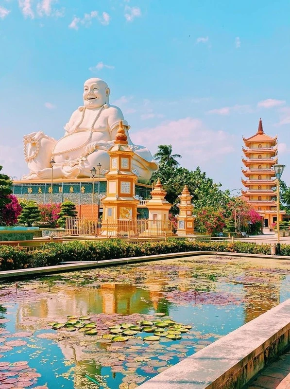 Không gian chùa Vĩnh Tràng rộng rãi, nhiều cây xanh hồ nước đan xen