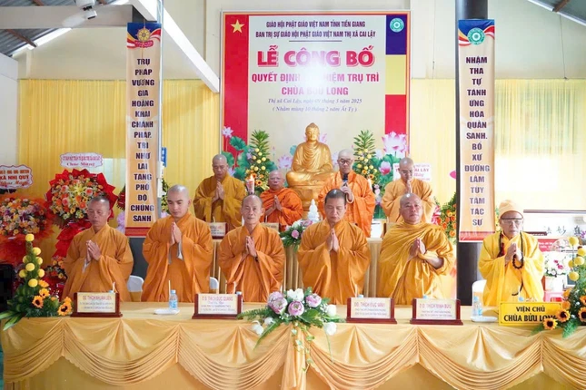 Chư tôn đức niệm Phật cầu gia bị