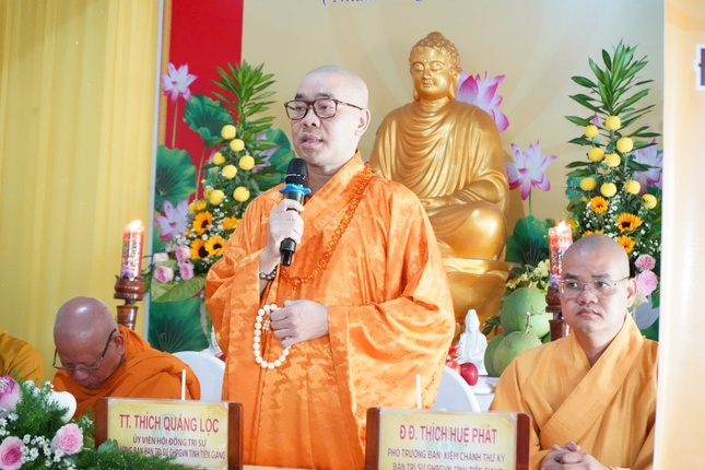 Thượng tọa Thích Quảng Lộc ban đạo từ