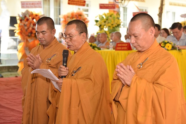 Đại đức Thích Đạt Ma Tông Huyền dâng lời phát nguyện - Ảnh: Thắng Kiều
