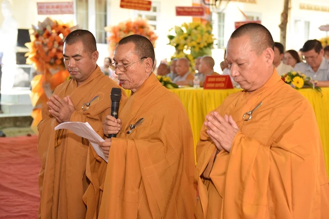 Đại đức Thích Đạt Ma Tông Huyền dâng lời phát nguyện - Ảnh: Thắng Kiều