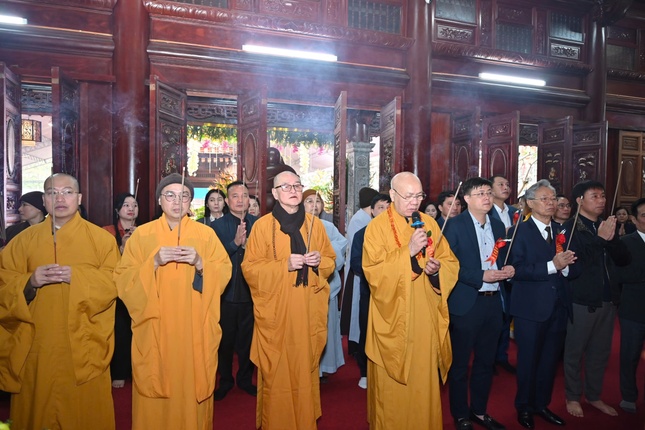 Chư tôn đức, đại biểu niêm hương bạch Phật