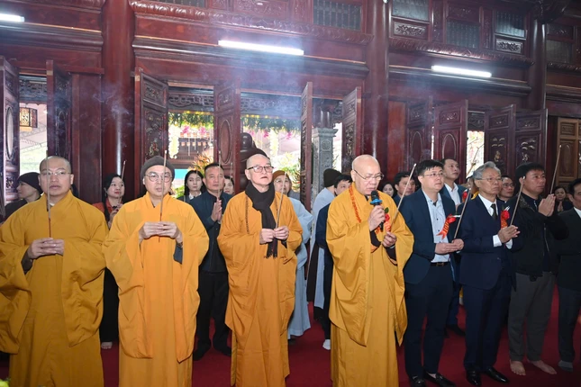 Chư tôn đức, đại biểu niêm hương bạch Phật