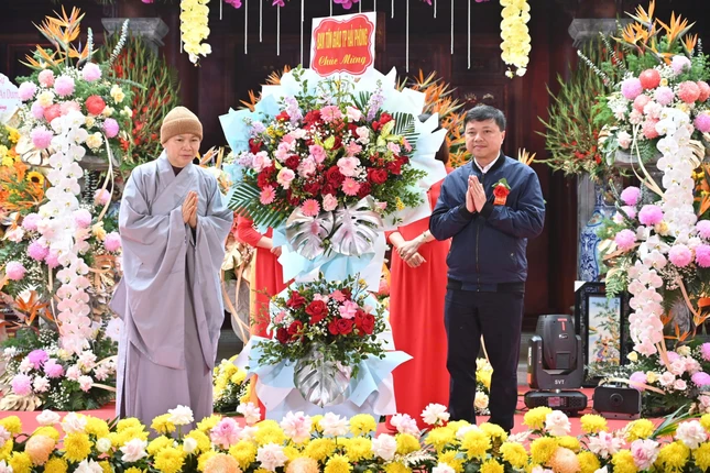 Sư cô Thích Tịnh Ân đón nhận lẵng hoa chúc mừng