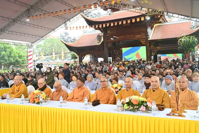 Chư tôn đức Tăng Ni, Phật tử tham dự buổi lễ