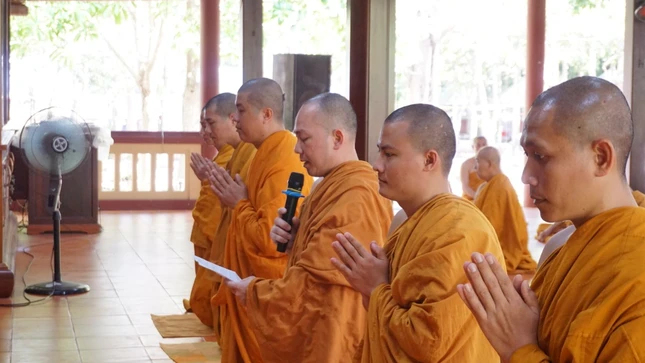 Đại diện hành giả tham dự khóa tu dâng lời cảm niệm