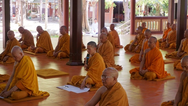 Đại đức Thích Minh Khải báo cáo tổng kết khóa tu