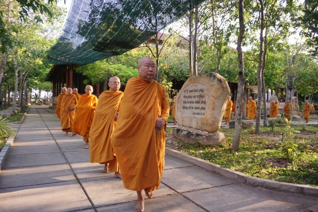 Chư Tăng trì bình khất thực