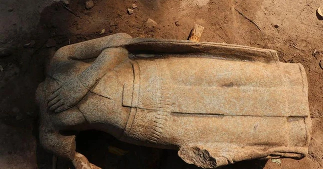 Phần thân của pho tượng vừa được tìm thấy tại khu đền Ta Prohm - Ảnh: ANA