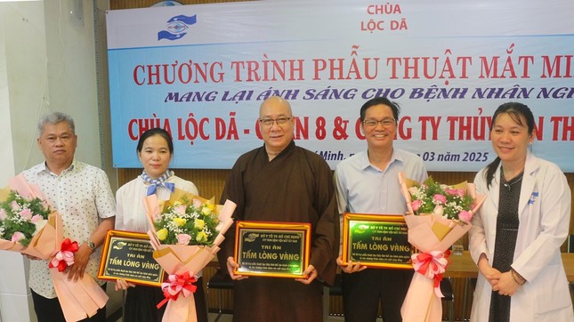 Tặng hoa, trao bảng tri ân tấm lòng vàng