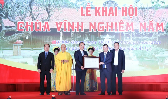 Phó Chủ tịch UBND tỉnh Bắc Giang Phan Thế Tuấn trao Quyết định của Thủ tướng Chính phủ công nhận bộ tượng Tam Tổ Trúc Lâm là bảo vật quốc gia đến Hòa thượng Thích Thiện Văn - Trưởng ban Trị sự GHPGVN tỉnh, viện chủ chùa Vĩnh Nghiêm cùng lãnh đạo TP.Bắc Giang và xã Trí Yên