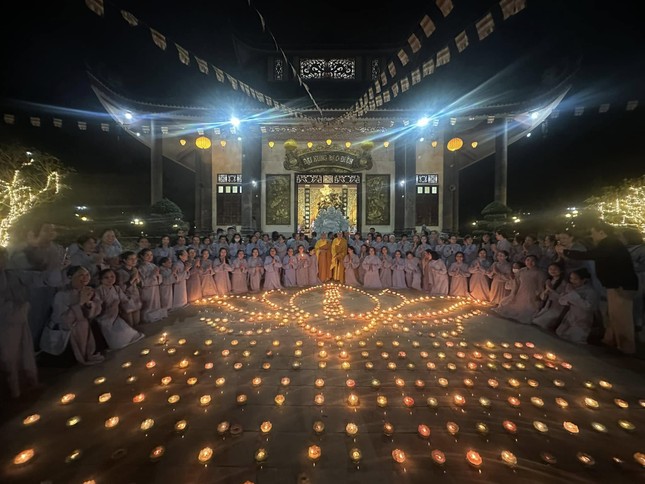 Đông đảo Phật tử về thiền viện Trúc Lâm Hàm Rồng dự lễ