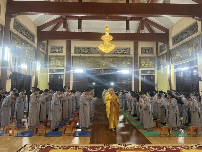 Cung thỉnh chư tôn đức quang lâm chánh điện Cung thỉnh chư tôn đức quang lâm chánh điện