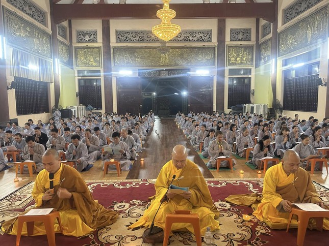 Chư Tăng hướng dẫn Phật tử tụng kinh Di giáo