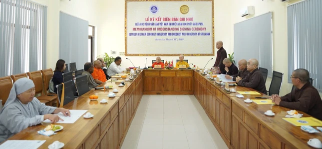 Thượng tọa Thích Nguyên Thành giới thiệu quá trình hình thành và phát triển của Học viện Phật giáo VN tại Huế