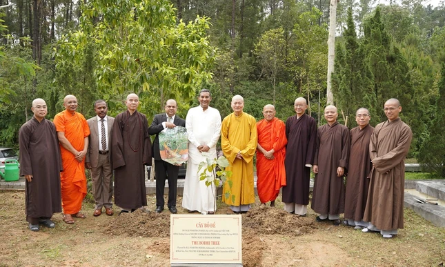 Đại sứ Sri Lanka tại Việt Nam và phái đoàn trồng cây bồ-đề lưu niệm trong khuôn viên Học viện Phật giáo VN tại Huế