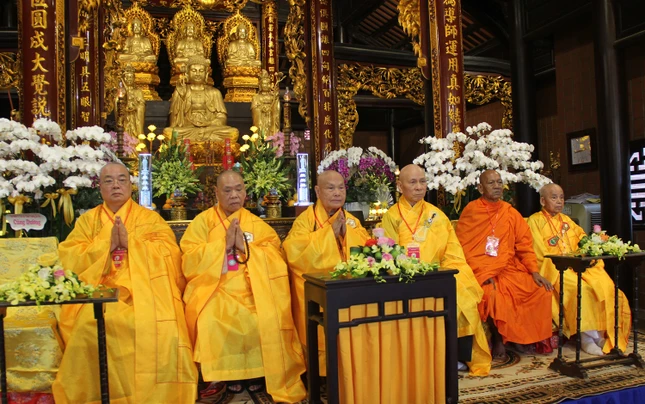 Chư tôn Trưởng lão Hòa thượng chứng minh