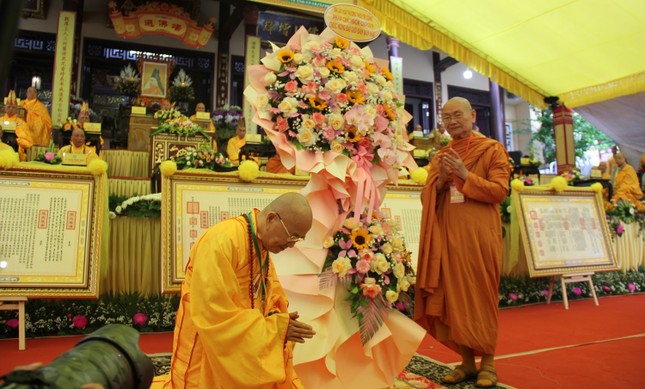 Ban Kiến đàn đón nhận lẵng hoa của Đại lão Hòa thượng Pháp chủ GHPGVN