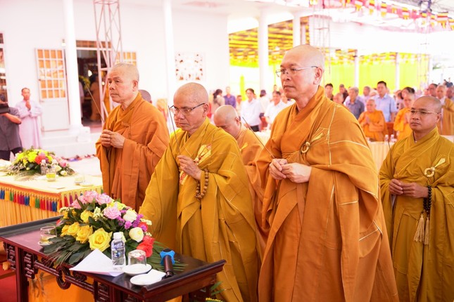 Chư tôn đức niêm hương cầu nguyện