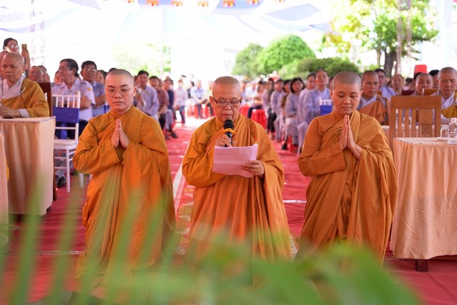 Ni sư Thích nữ Liên Cơ, trụ trì chùa Lưu Phương dâng lời khải bạch