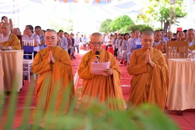 Ni sư Thích nữ Liên Cơ, trụ trì chùa Lưu Phương dâng lời khải bạch Ni sư Thích nữ Liên Cơ, trụ trì chùa Lưu Phương dâng lời khải bạch