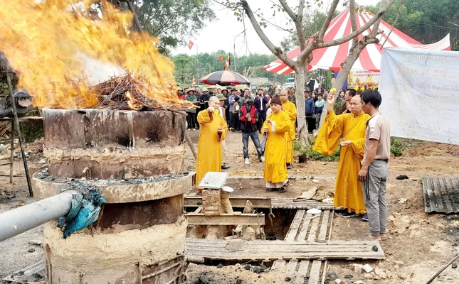 Chư tôn đức cử hành nghi thức sái tịnh