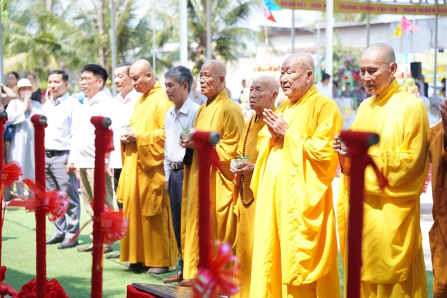 Chư tôn đức niêm hương