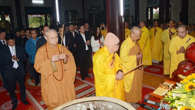 Chư tôn đức, đại biểu dâng hương tưởng niệm