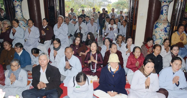 Đông đảo Phật tử về tổ đình dự lễ