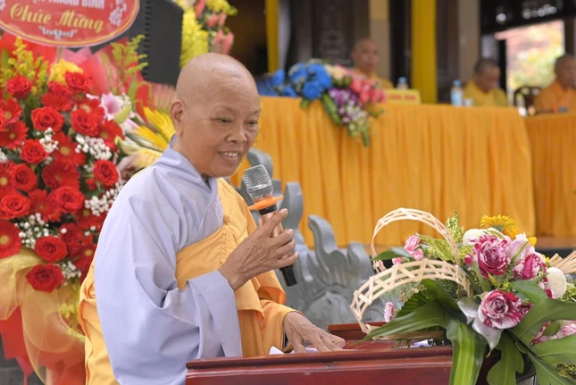 Sư cô Thích nữ Như Hướng phát biểu khai mạc