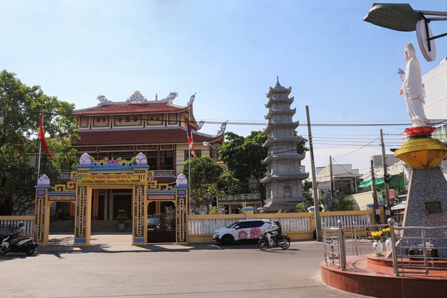 Đài thờ Bồ-tát Quán Thế Âm trước chùa Tỉnh Hội (chùa Phật Ân) tọa lạc tại điểm giao nhau giữa đường Trần Phú và đường Triệu Quang Phục thuộc P.Lạc Đạo, TP.Phan Thiết, Bình Thuận. Được biết, đài thờ được xây dựng vào năm 1973, do sự phát tâm cúng dường của quý đạo hữu Phật tử